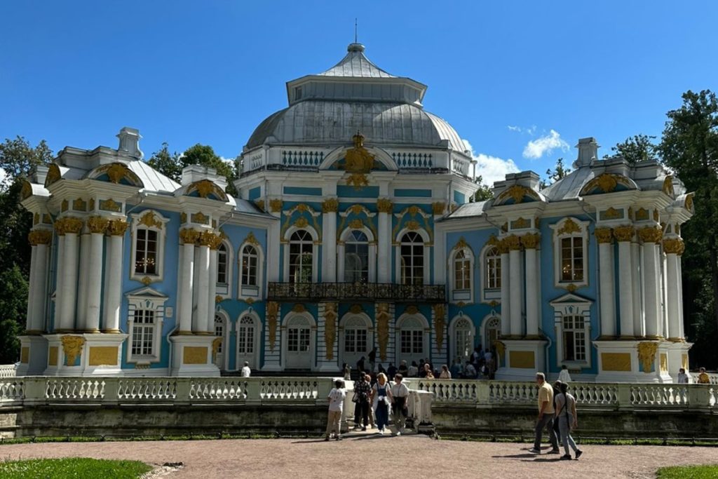 Необычные столы из Царскосельского павильона «Эрмитаж»